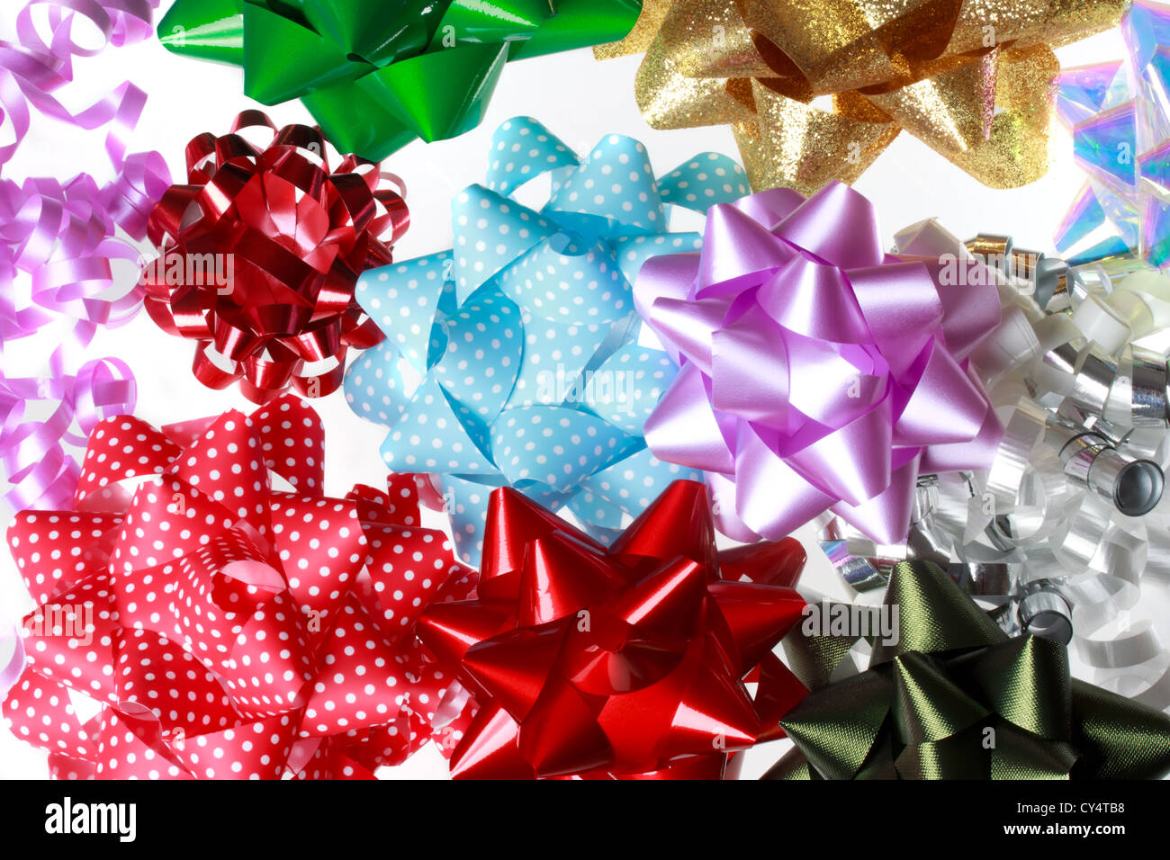 Auswahl an Weihnachtsgeschenk Bögen auf weißem Hintergrund Stockfoto