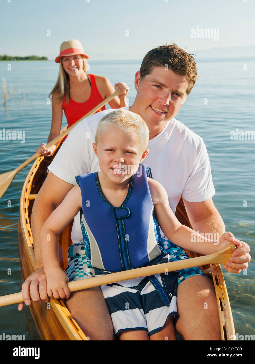 USA, Utah, Gartenstadt, Porträt der Familie mit Sohn (4-5) Kanu Reisen Stockfoto