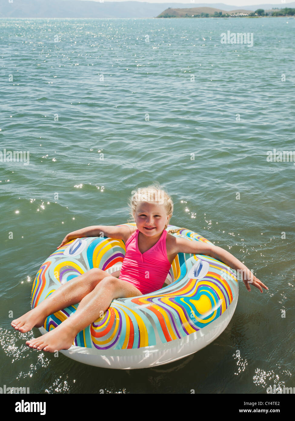 USA, Utah, Gartenstadt, Porträt eines Mädchens (4-5) schwimmt auf Wasser auf aufblasbaren ring Stockfoto