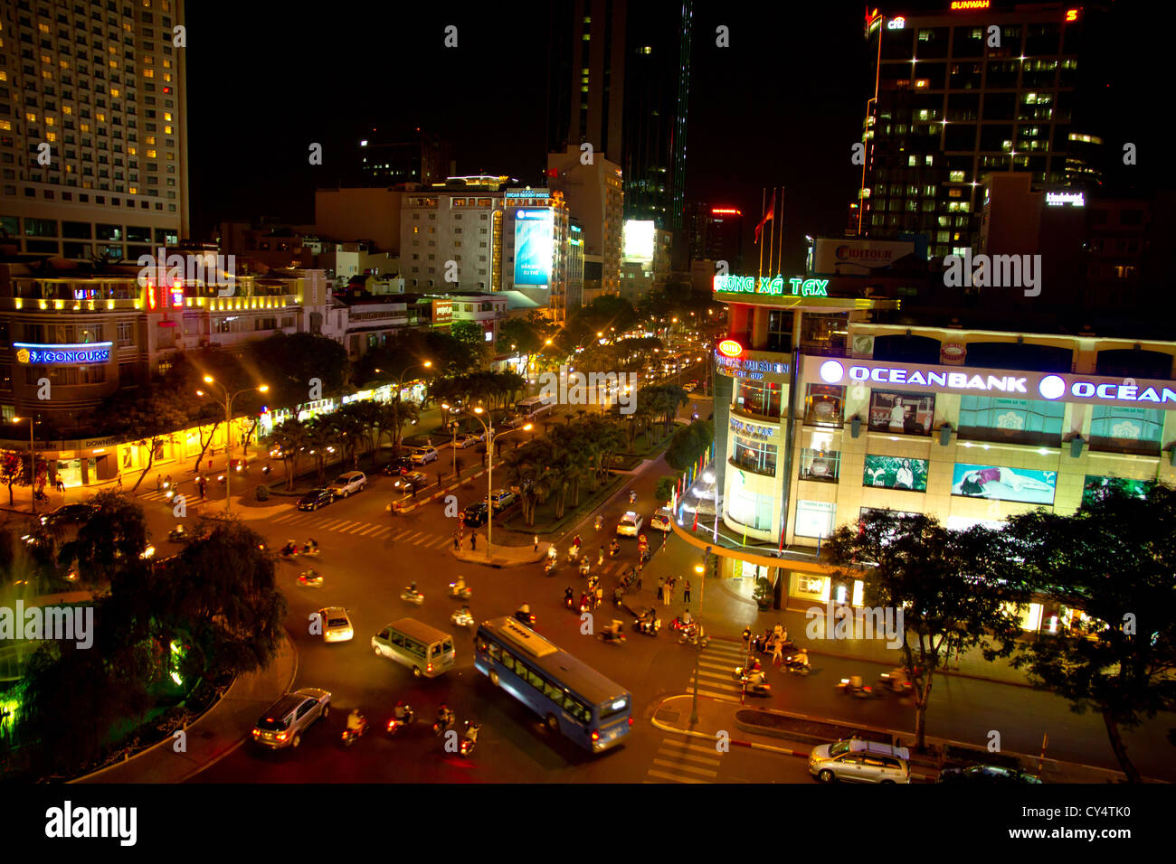 Nächtliche Szene in District 1 in Ho-Chi-Minh-Stadt, Vietnam. Stockfoto