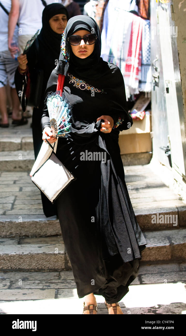 Eine muslimische Palästinenserin, die Al-Aqsa-Moschee für das Freitagsgebet zu Fuß während des Heiligen Monats Ramadan. Stockfoto