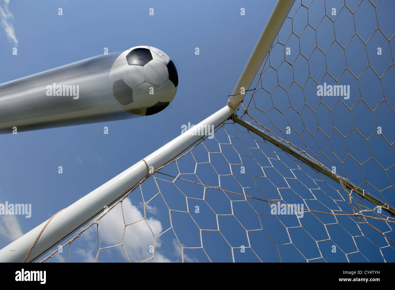 Elfmeter - Fußball im Tor Stockfoto