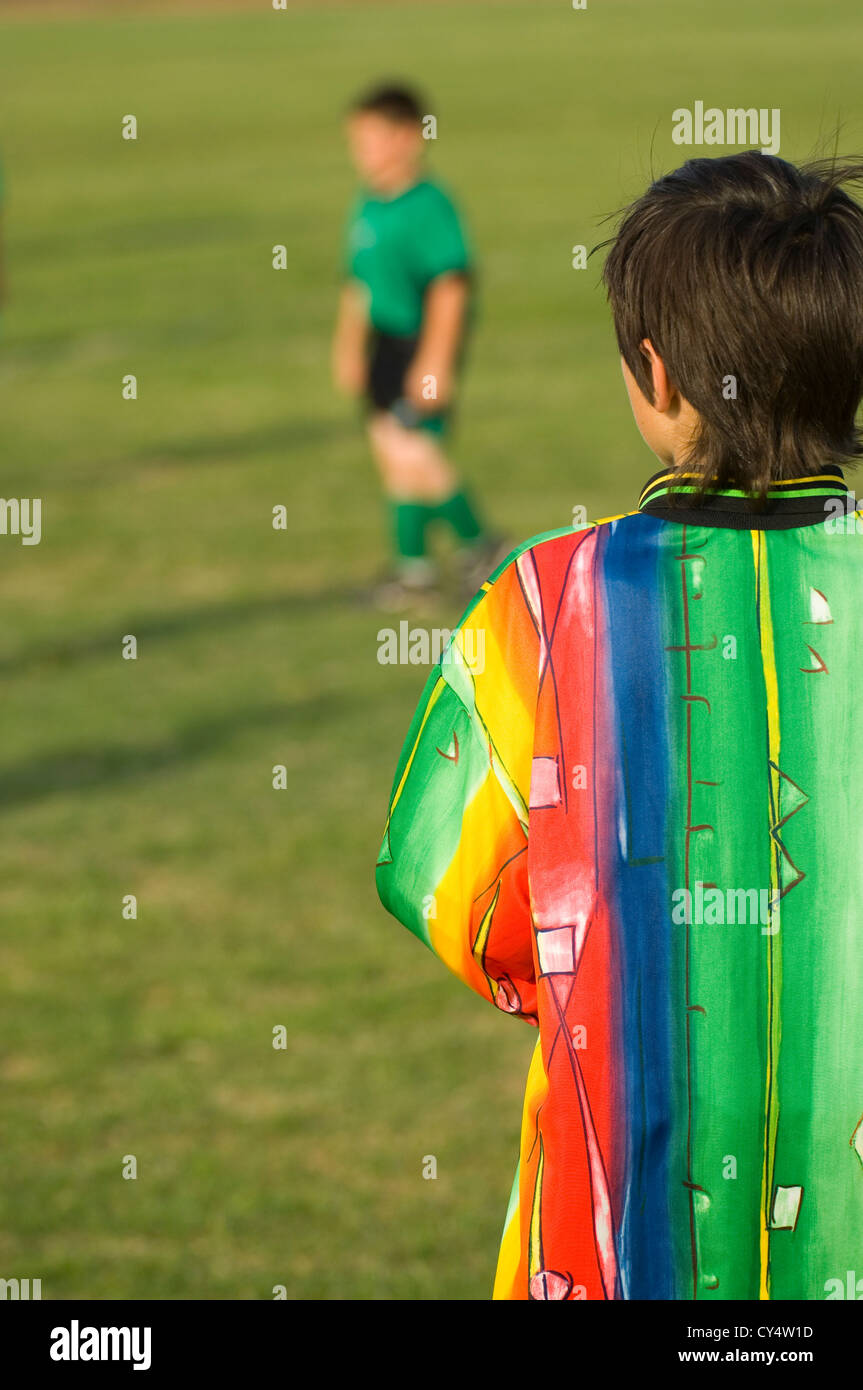 Kinder spielen Fußball - Fußball Stockfoto