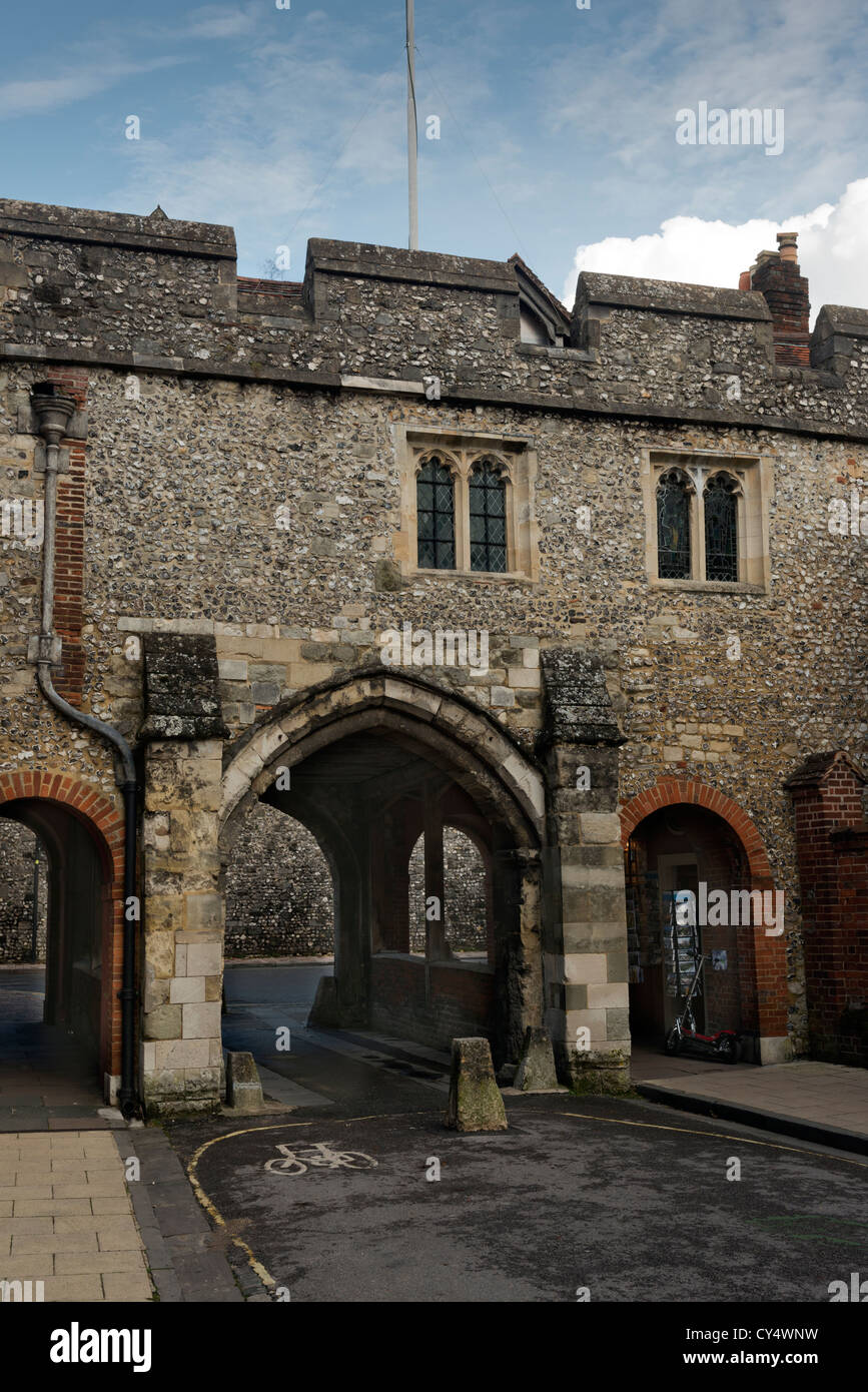 Fußgänger-nur Eingang zum inneren enge Winchester Cathedral Stockfoto