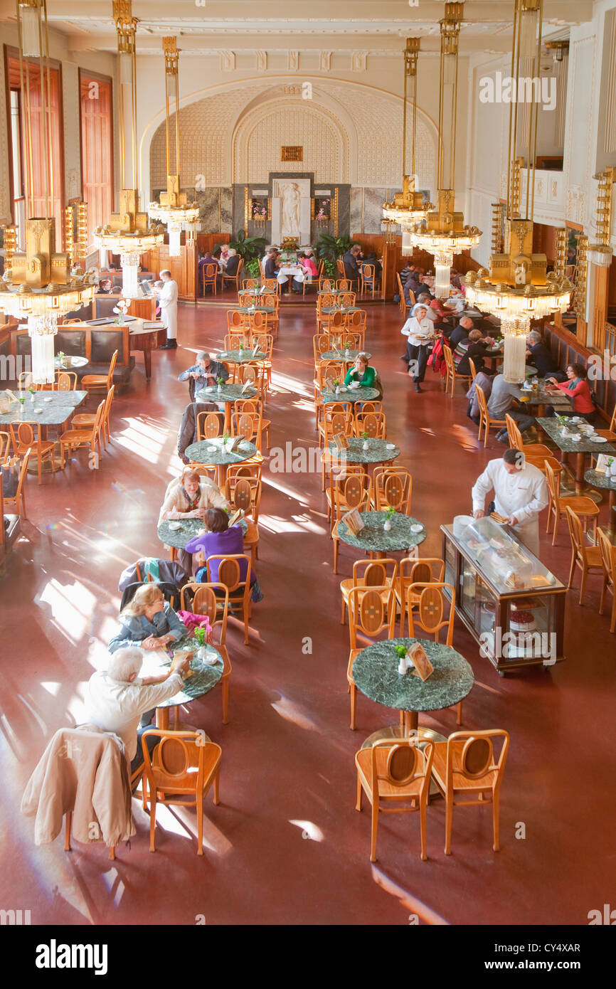 Jugendstil-Interieur des Restaurants im Gemeindehaus - Prag, Tschechische Republik Stockfoto
