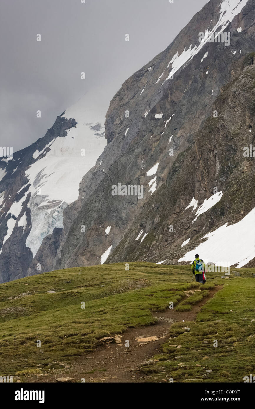 Zwei Wanderer zu Fuß in das Gurgler Tal in Österreich. Stockfoto