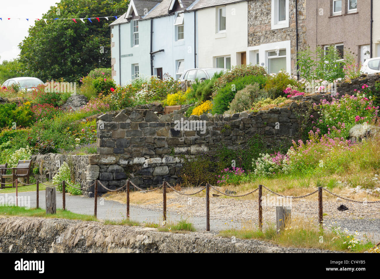 Häuser und ihre Gärten mit Blick auf das Meer bei Craster in Northumberland Stockfoto
