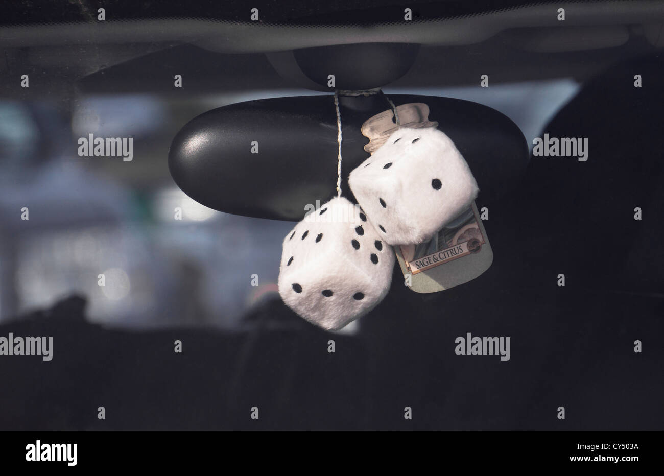 Flauschige Lufterfrischer Würfel und in der Luft hängen von den Rückspiegel  eines Autos Stockfotografie - Alamy