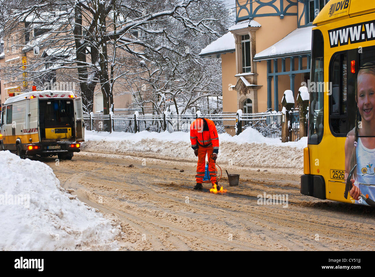 Werke Auf Den Schienen Der Strassenbahn In Ein Verkehrschaos Im Winter Dresden Deutschland Stockfotografie Alamy