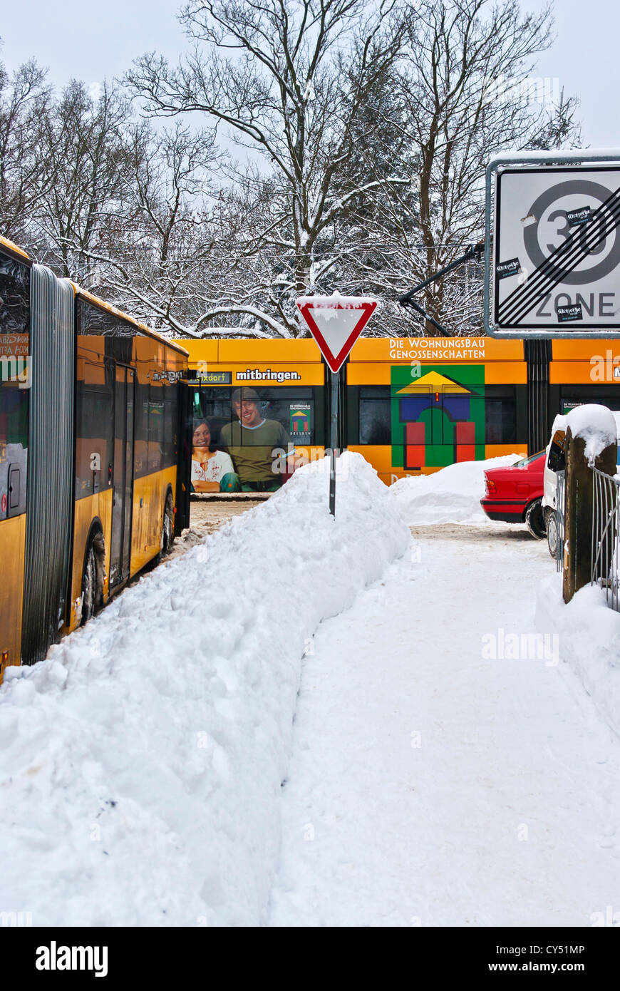 Werke auf den Schienen der Straßenbahn in ein Verkehrschaos im Winter, Dresden, Deutschland. Stockfoto