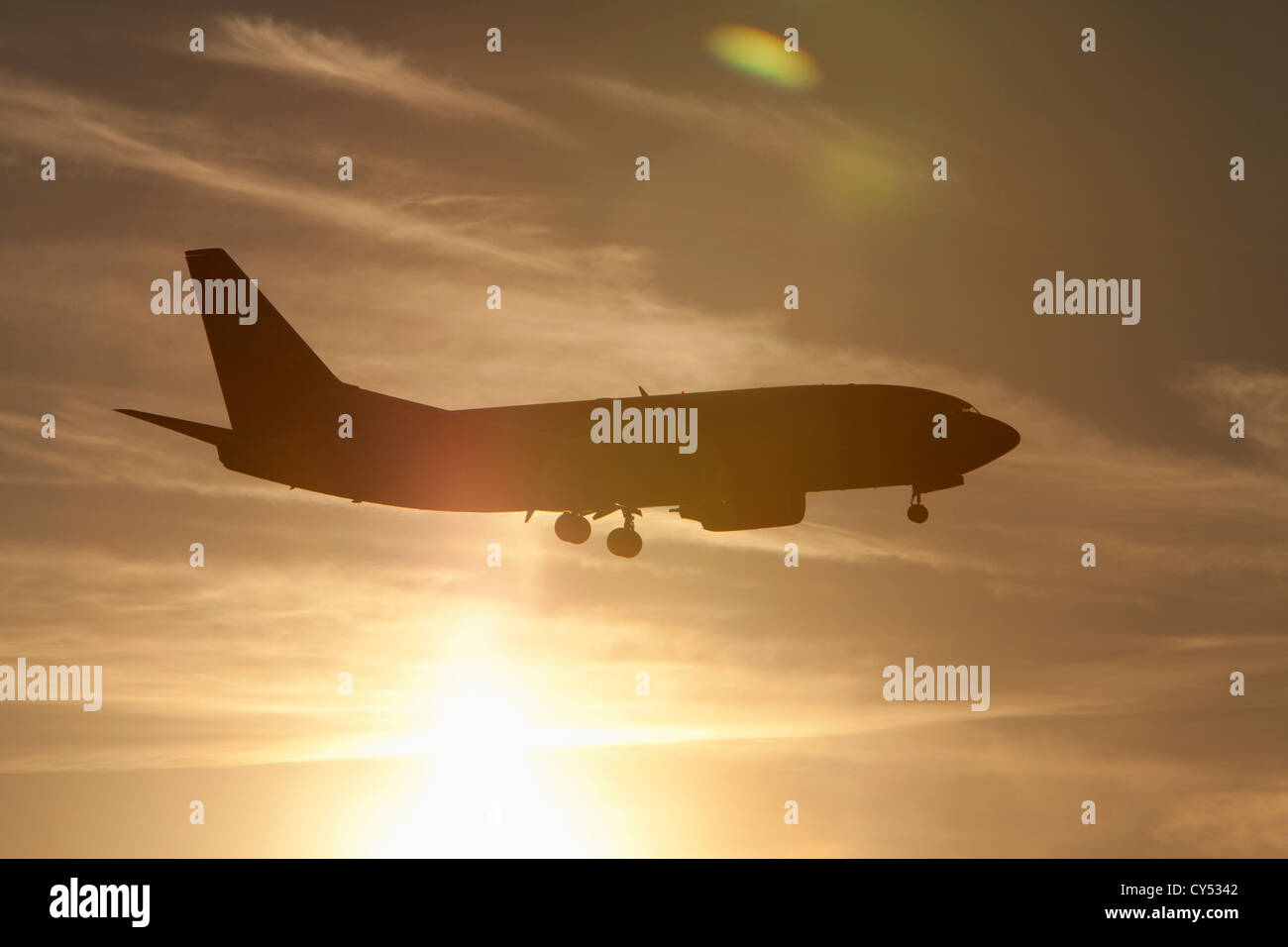 Silhouette des kommerziellen Jet fliegen Stockfoto