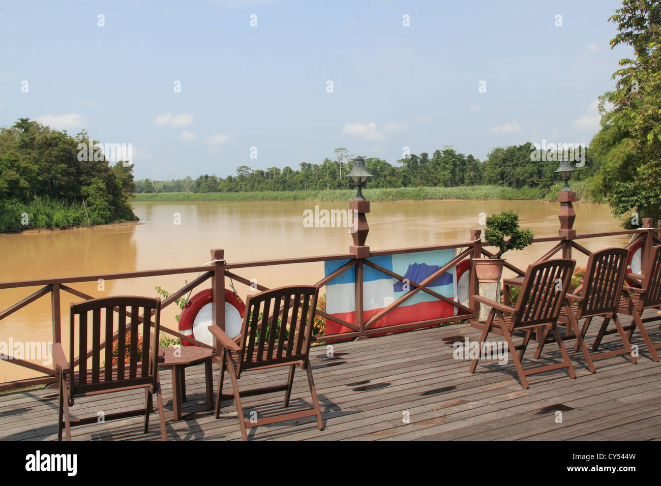 Sonnendeck am Myne Resort, unteren Kinabatangan Fluss, Sandakan Bezirk, Sabah, Borneo, Malaysia, Südost-Asien Stockfoto