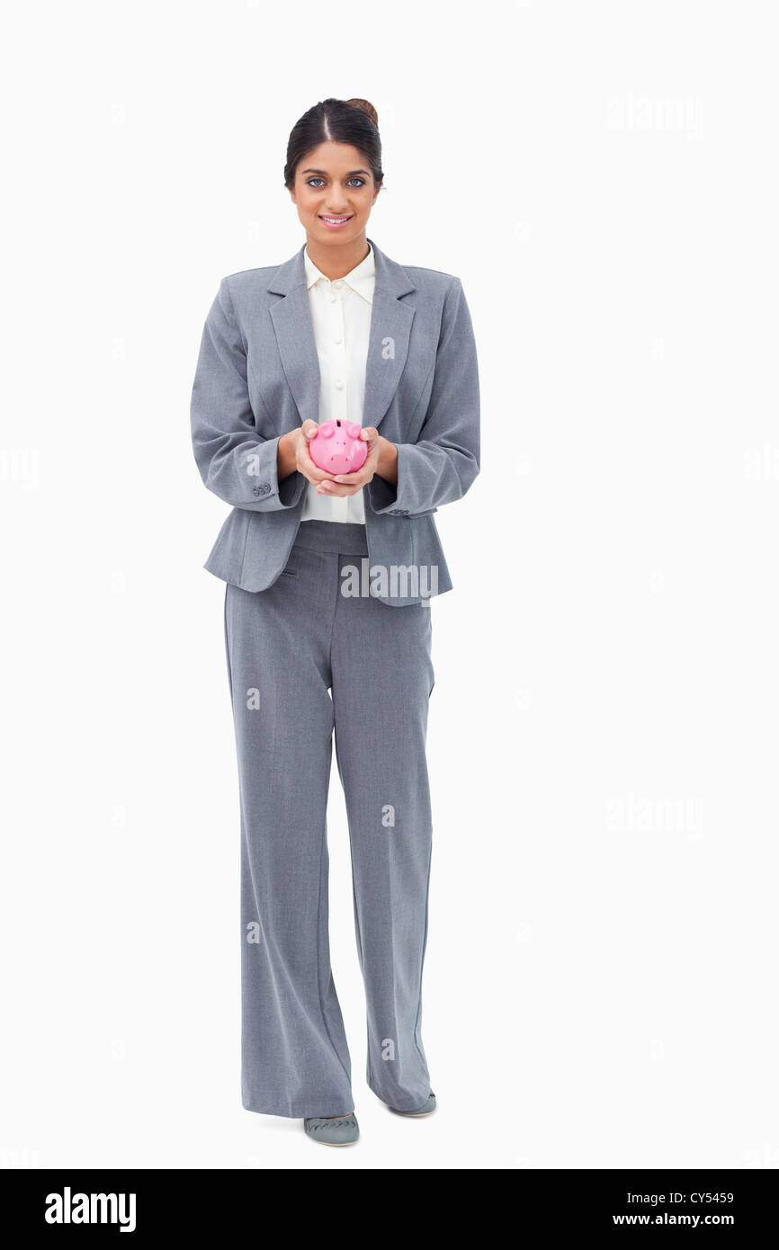Lächelnde Bankangestellter mit Sparschwein in ihren Händen Stockfoto