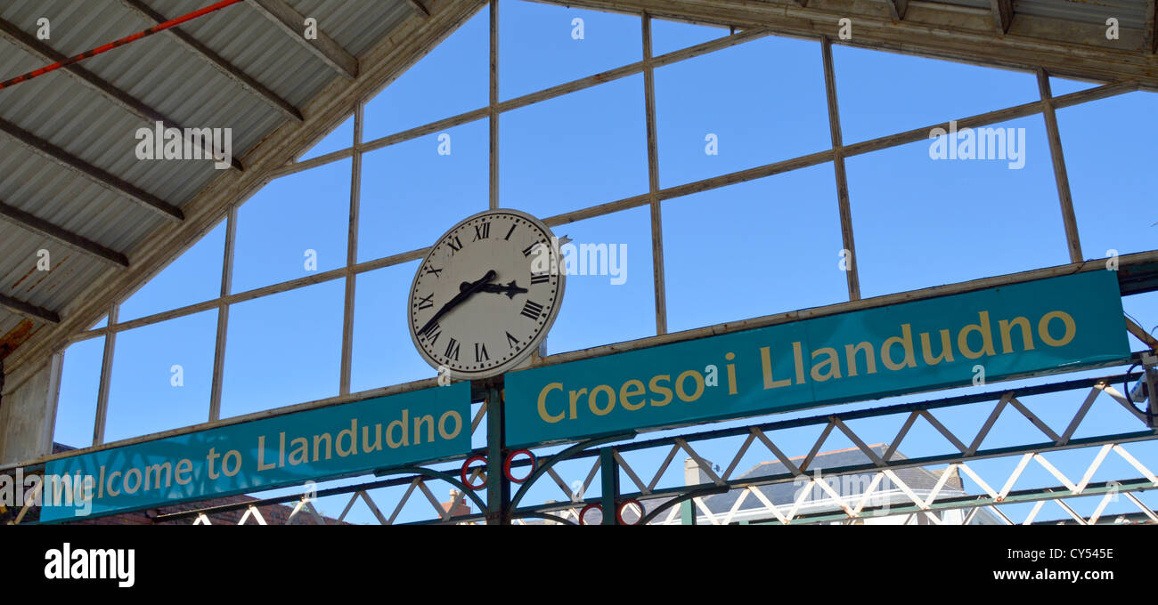 Uhr und mehrsprachige Willkommen in Llandudno an diesem Zentrum Bahnhof in Conwy County Borough North Wales UK Stockfoto