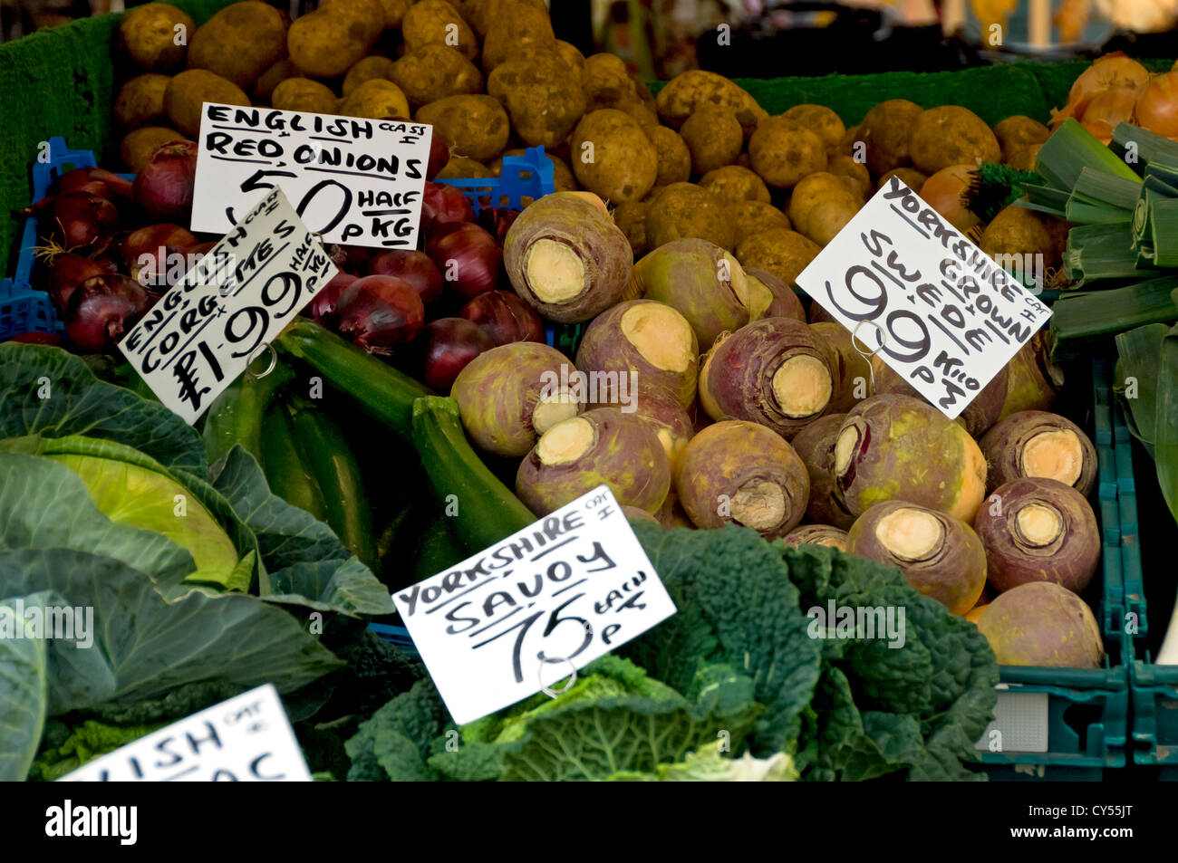 Nahaufnahme von lokal angebautem Rohgemüse Gemüse zum Verkauf am Marktstand York North Yorkshire England Großbritannien Großbritannien Großbritannien Großbritannien Großbritannien Großbritannien Großbritannien Großbritannien Großbritannien Großbritannien Großbritannien Großbritannien Großbritannien Großbritannien und Nordirland Stockfoto