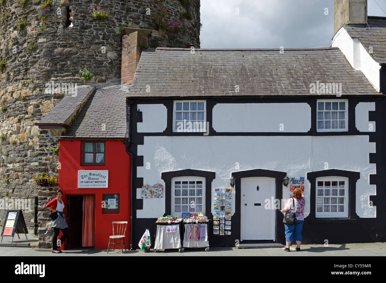 Das kleinste Haus in Großbritannien touristische Attraktion neben einem normaleren Größe Hütte Stockfoto
