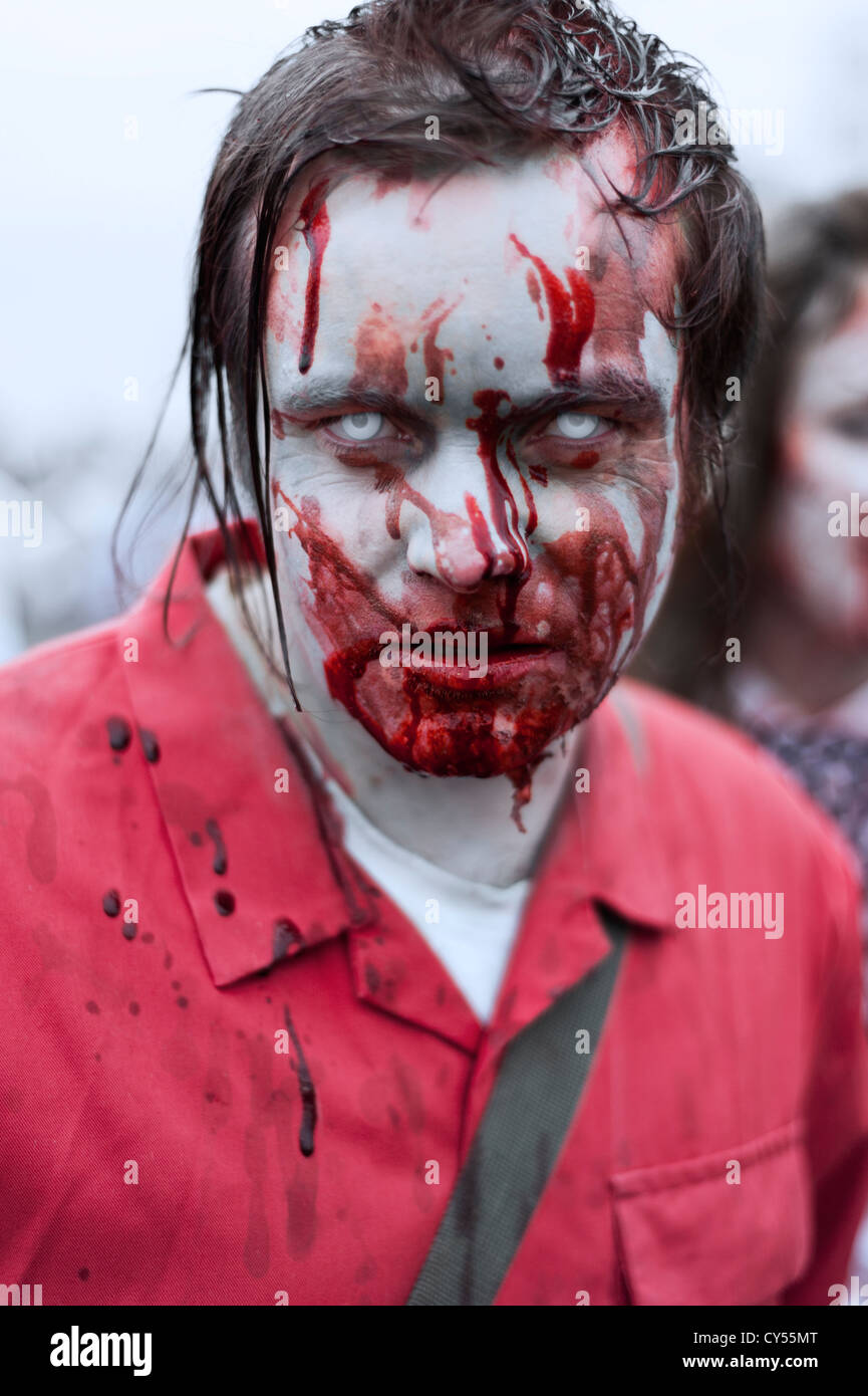 Zombie in einem roten Blaumann an der Brighton zombie Parade - 20. Oktober 2012 Stockfoto