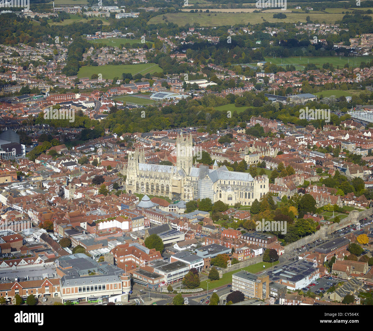 Canterbury Stadtzentrum und der Kathedrale aus der Luft, Kent, Südost-England Stockfoto