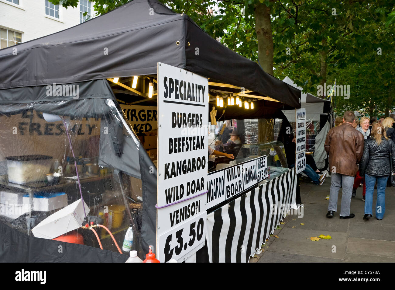 Spezialitätenburger zum Verkauf auf dem Marktstand York North Yorkshire England Großbritannien GB Großbritannien Stockfoto