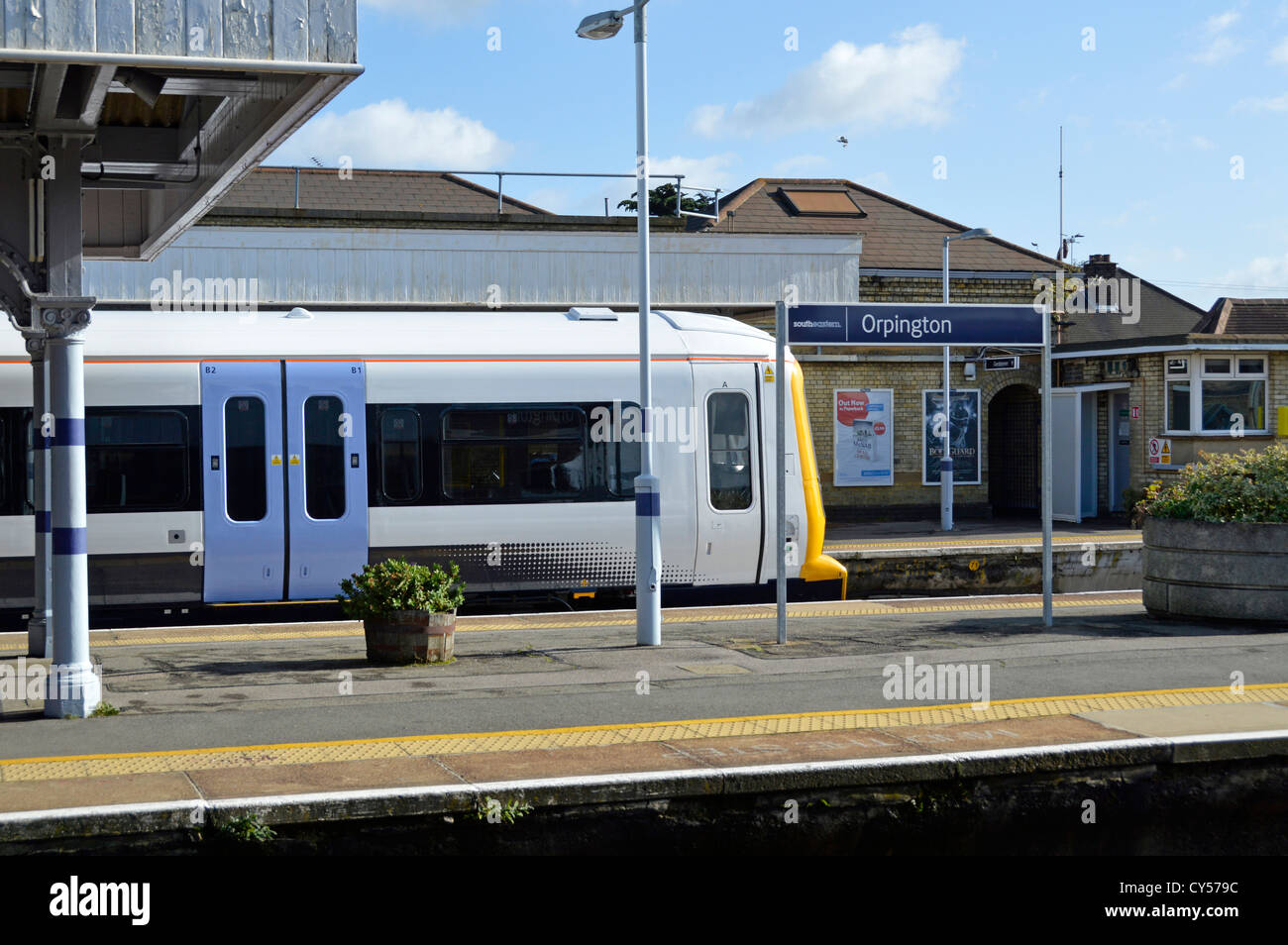Personenzug an Plattform Orpington Bahnhof Kent England Großbritannien warten Stockfoto