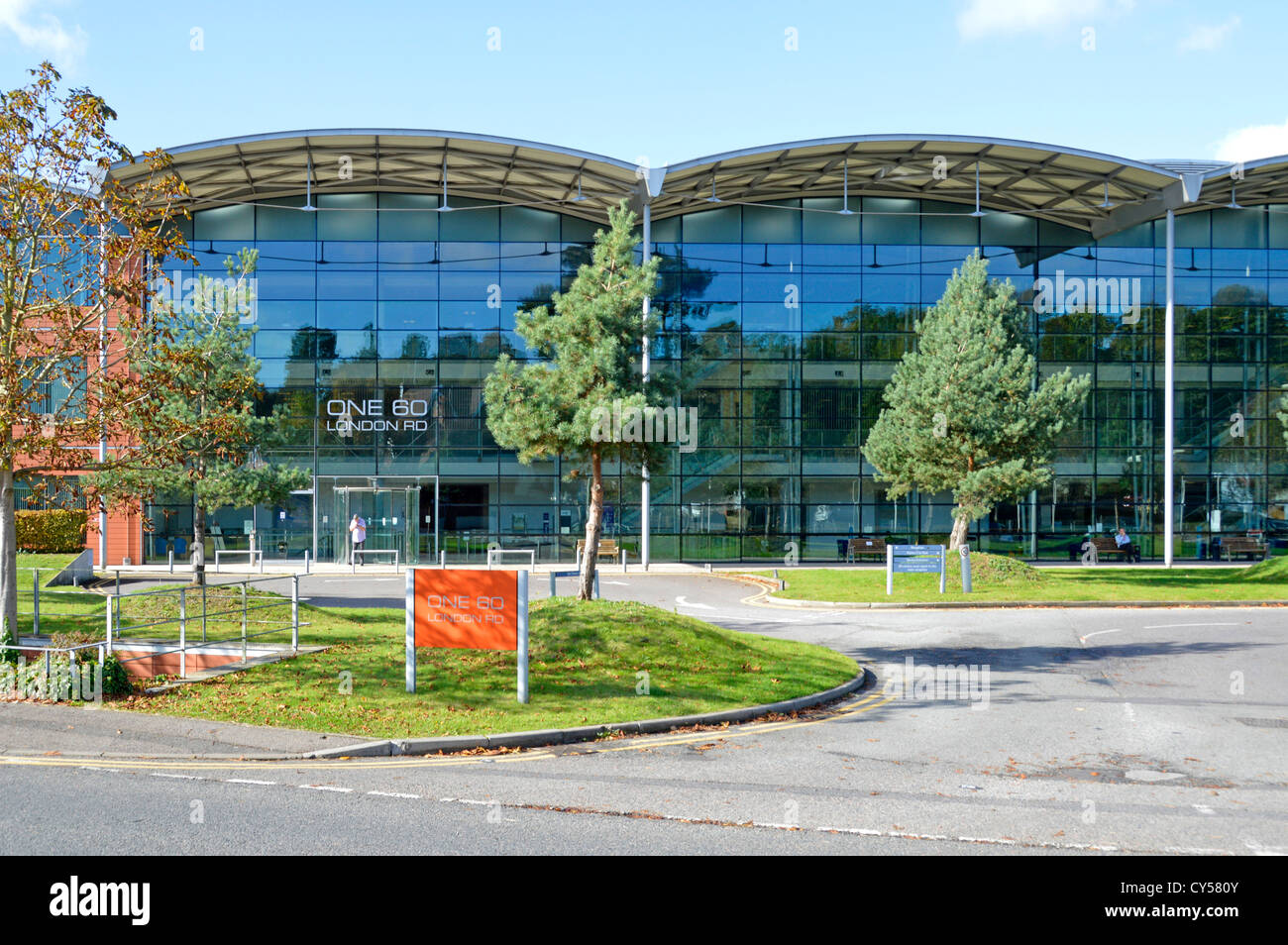 Modernes Bürogebäude in voller Höhe Verglasung zur Erhöhung der Parklandschaft in der Nähe von Sevenoaks Bahnhof Kent England Großbritannien Stockfoto