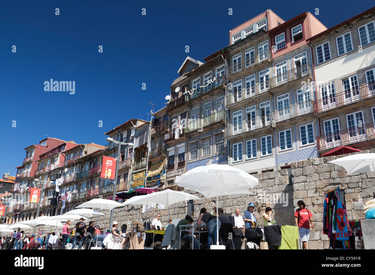 Markttag in Ribeira Bezirk, ein UNESCO-Weltkulturerbe, Porto (Oporto), Portugal Stockfoto