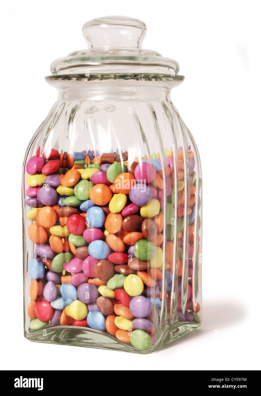 traditionelle süße Glas voller Süßigkeiten auf weißem Hintergrund Stockfoto