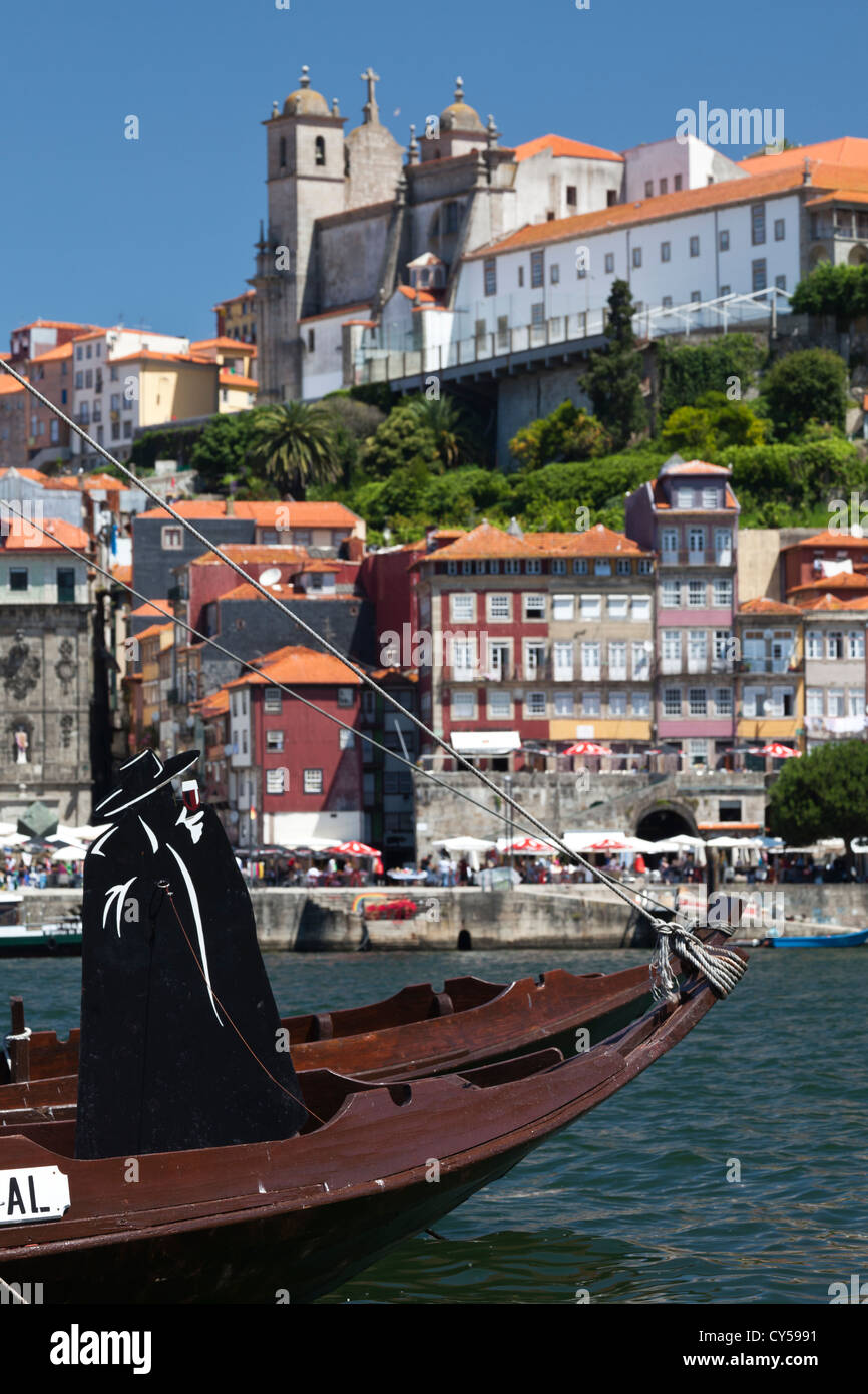 Der Fluss Douro, Portwein Sandeman Binnenschiff und historischen Ribeira Bezirk von Porto (Oporto), Portugal Stockfoto
