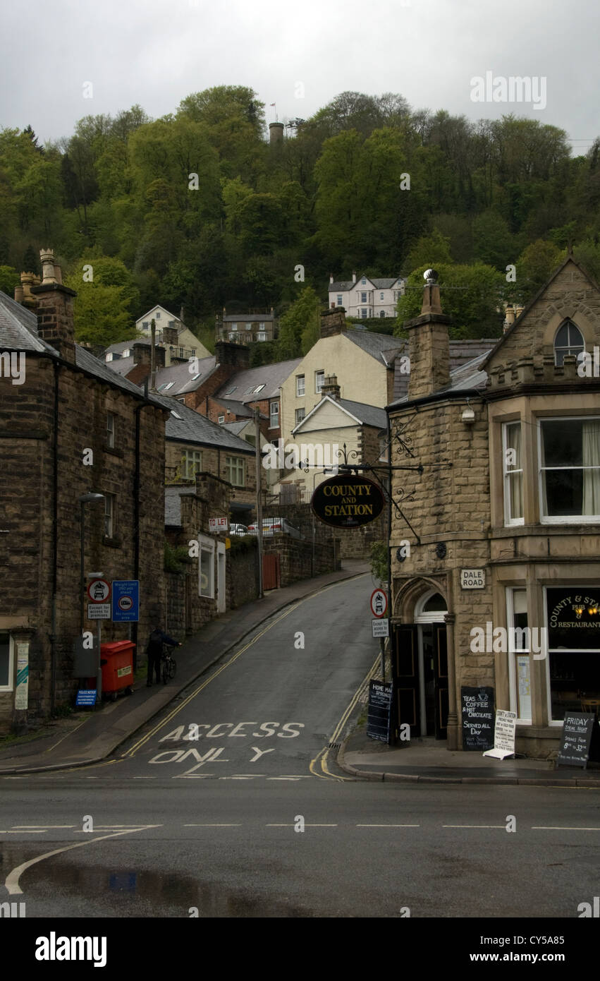 DERBYSHIRE; BAKEWELL HÜTTEN; AUSSICHT AUF TURM AUF HÜGEL IM HINTERGRUND) Stockfoto