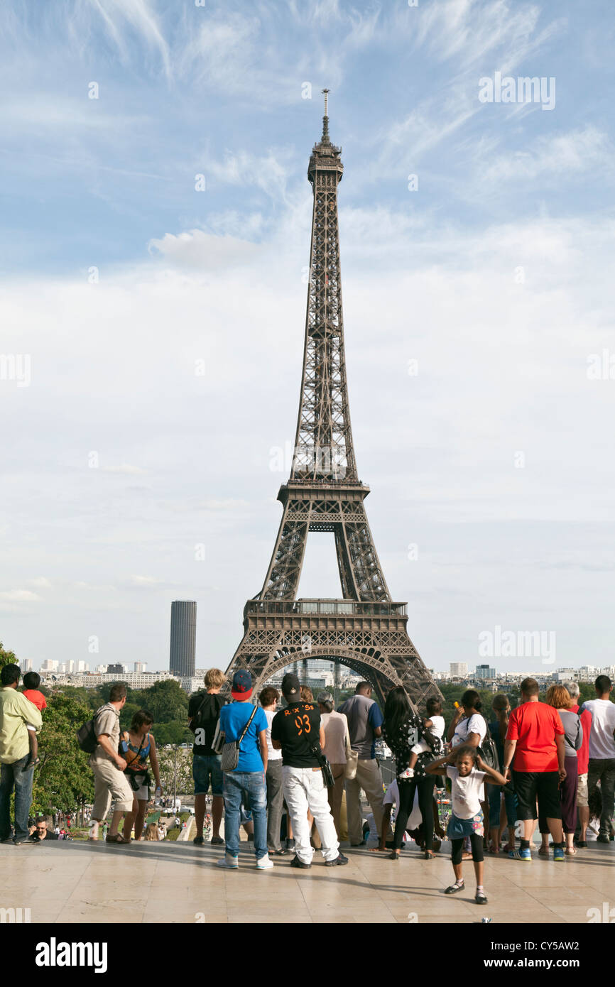 Touristen sehen den Eiffelturm, Paris, Frankreich Stockfoto