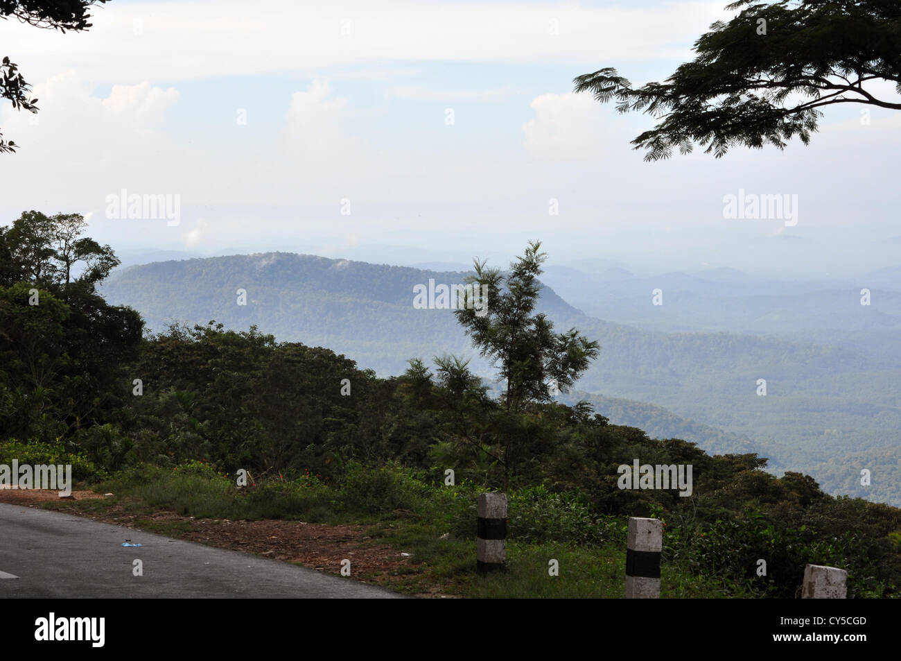 Ansicht von Thiruvananthapuram aus den Ponmuddi Hügeln, Kerala Stockfoto