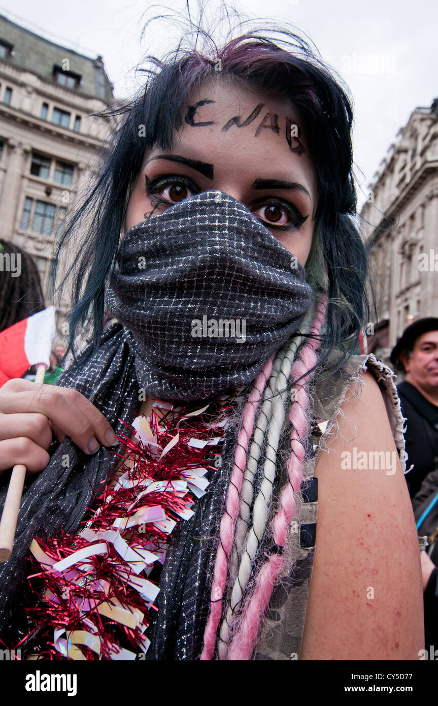 Anarchist Black Bloc stören gegen Sparpolitik und anti-Kürzungen Protest organisiert von der TUC marschierten durch durch die Londoner Stockfoto