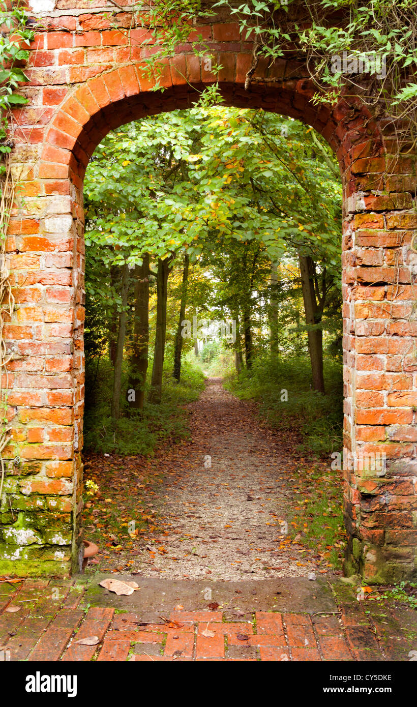 Bogen Sie Weg Eingang zu einem geheimen Garten Stockfoto