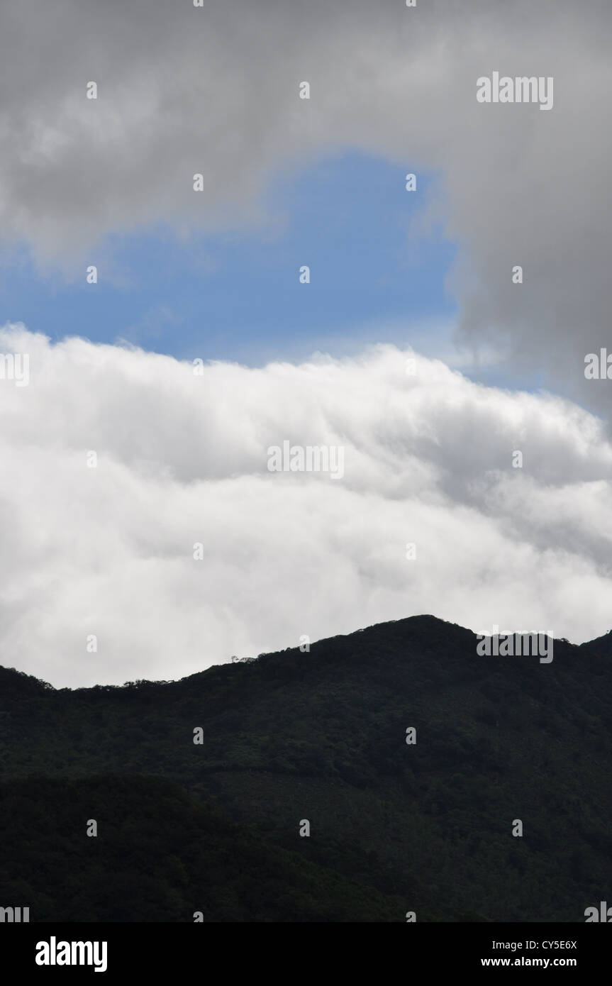 Wolken hinter den Bergen Stockfoto