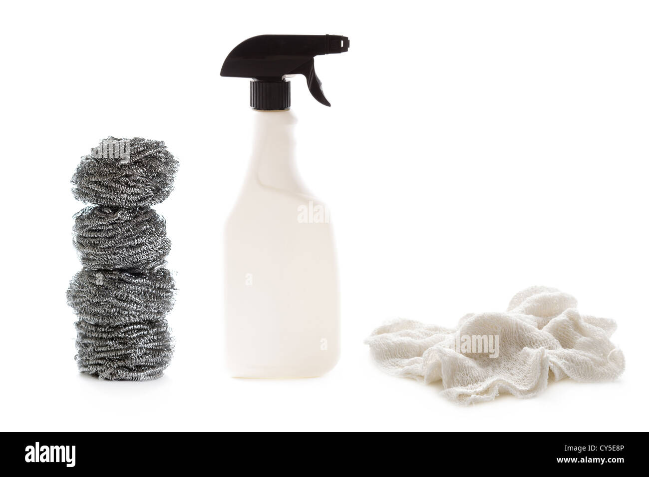 Sprühflasche Reinigungs- und Scheuern Pads isoliert auf weißem Hintergrund Stockfoto