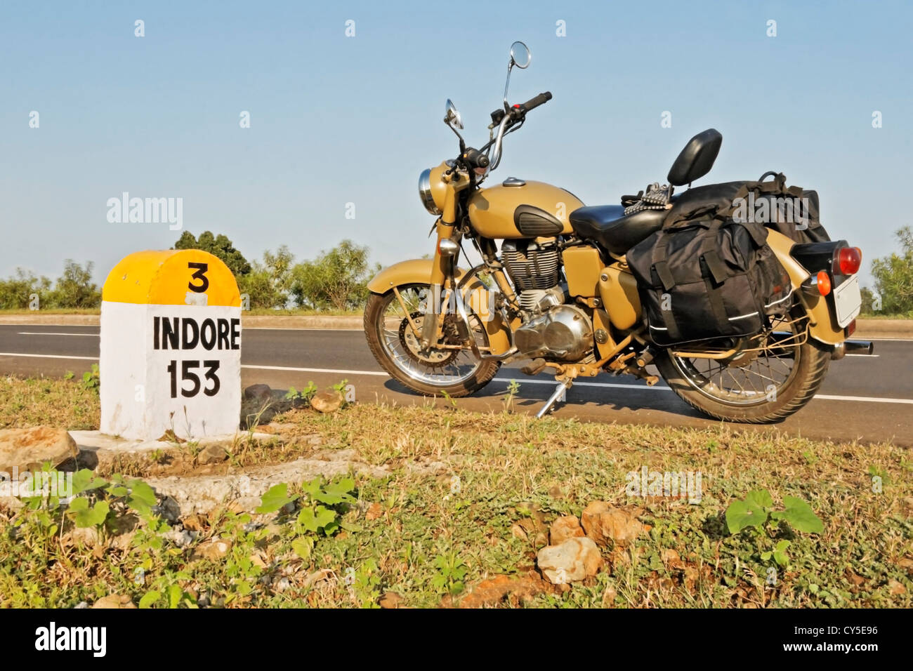 Indische Motorrad geparkt auf NH3 Mumbai Agra Straße am 153kms Meilenstein im Hinterland von Indien Stockfoto