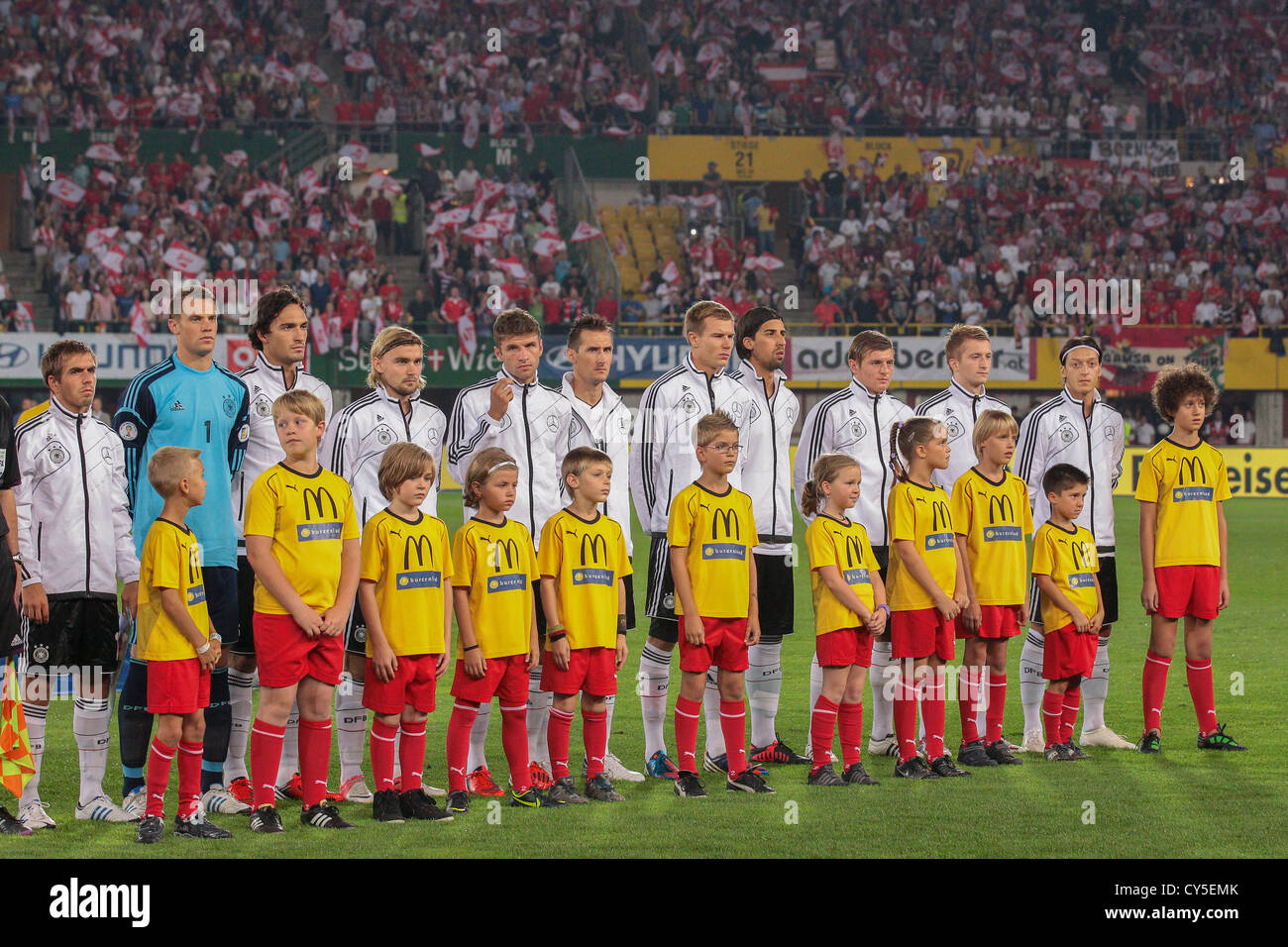 Wien, Österreich - 11 SEPTEMBER die deutsche Mannschaft, während die Nationalhymne vor der WC-Qualifikation-Fußball-Spiel. Stockfoto