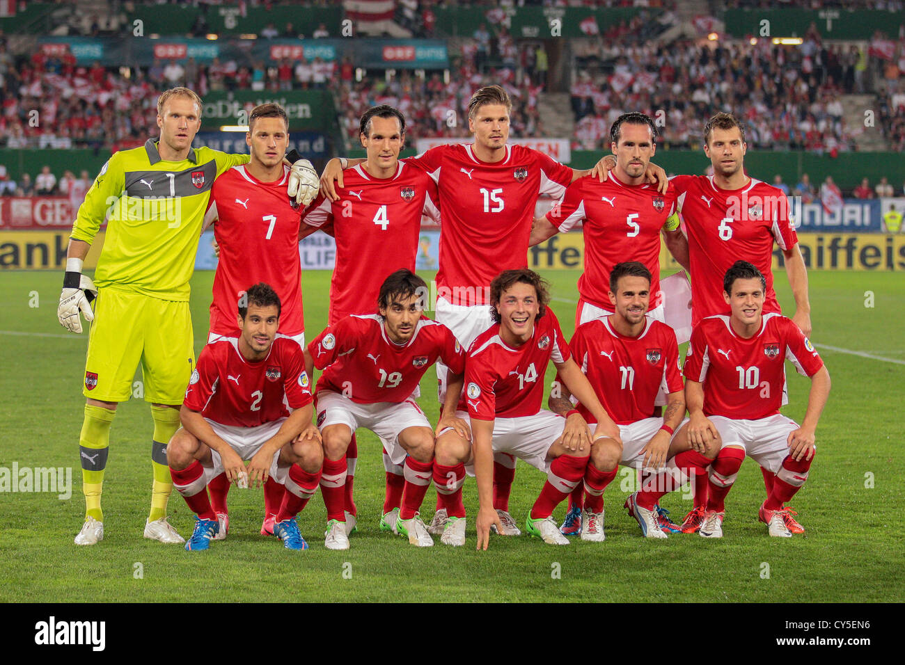 Wien, Österreich - SEPTEMBER 11 der österreichische während die Nationalhymne vor der WC-Qualifikation-Fußball-Spiel. Stockfoto