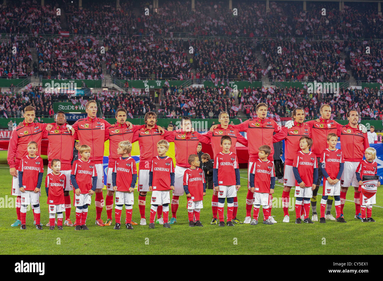 Wien, Österreich - 16 Oktober das österreichische Team vor dem WC Qualifier Fußballspiel am 16. Oktober 2012 in Wien, Österreich stellt. Stockfoto