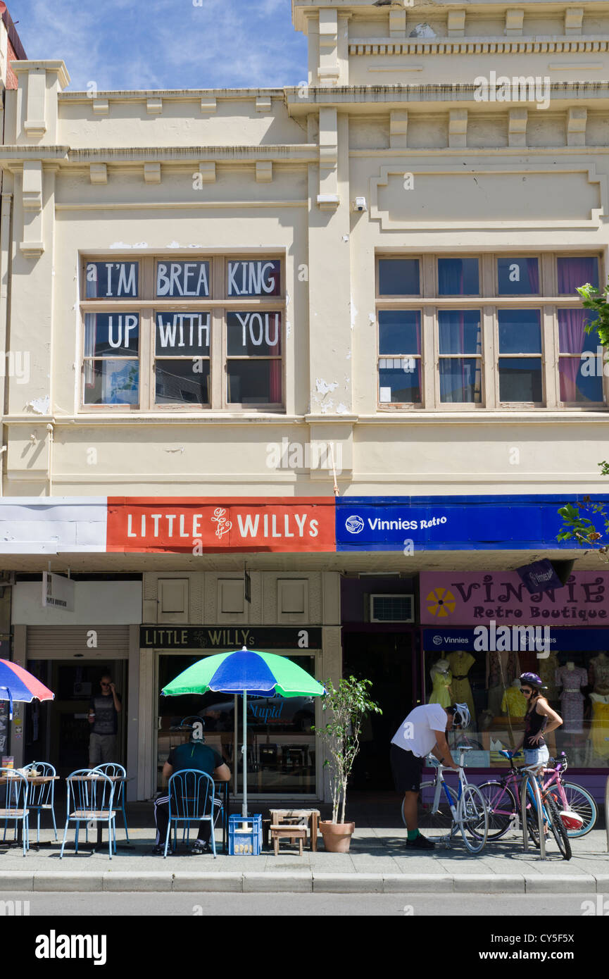 Radfahrer außerhalb ein Café und Shop an der William Street in Northbridge, Perth, Western Australia Stockfoto