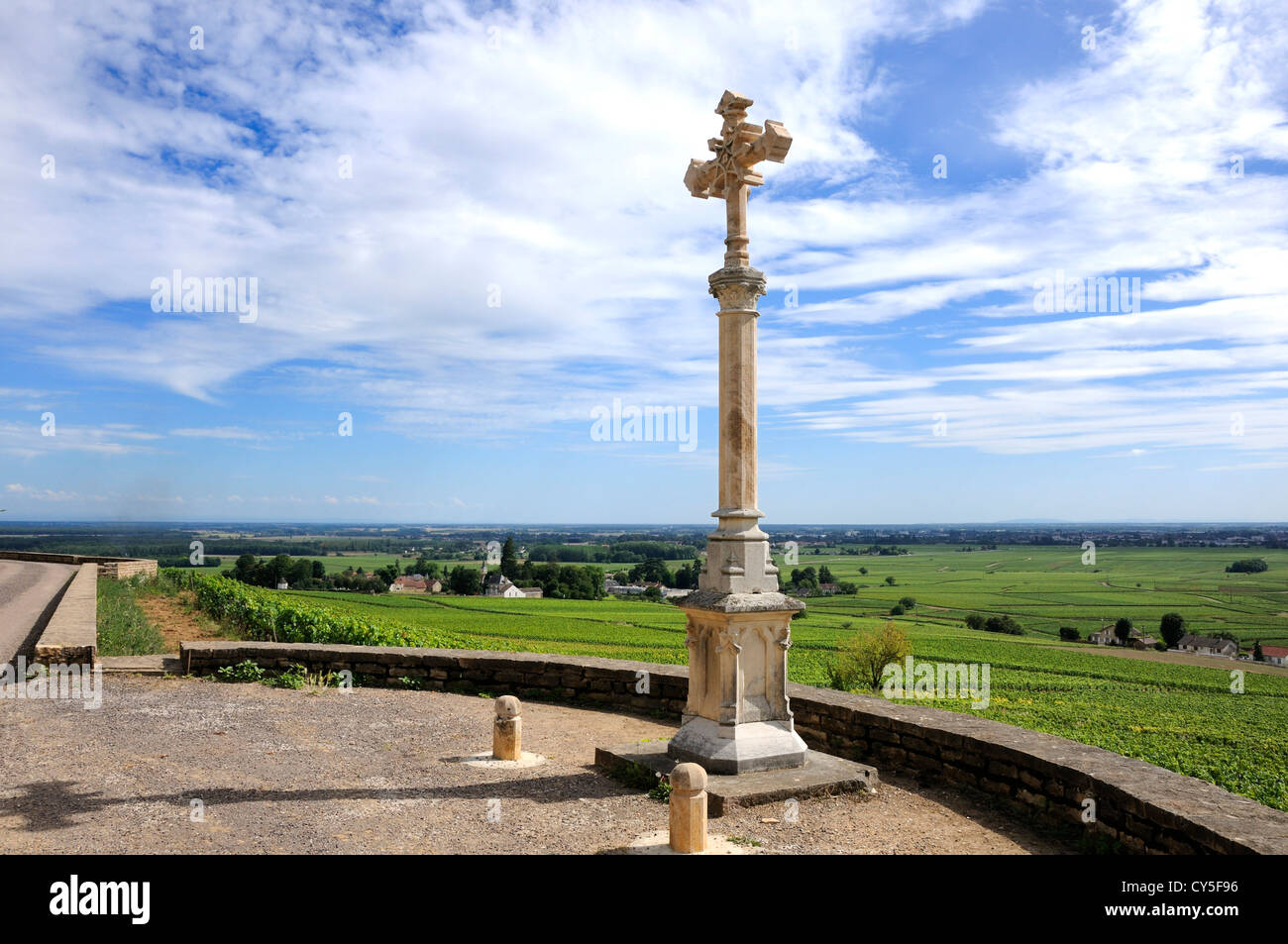 Kreuz (Croix de Charlemagne) mit Blick auf den Weinberg Cotes de Beaune. Cote d'Or. Bourgogne Franche Comte. Frankreich Stockfoto