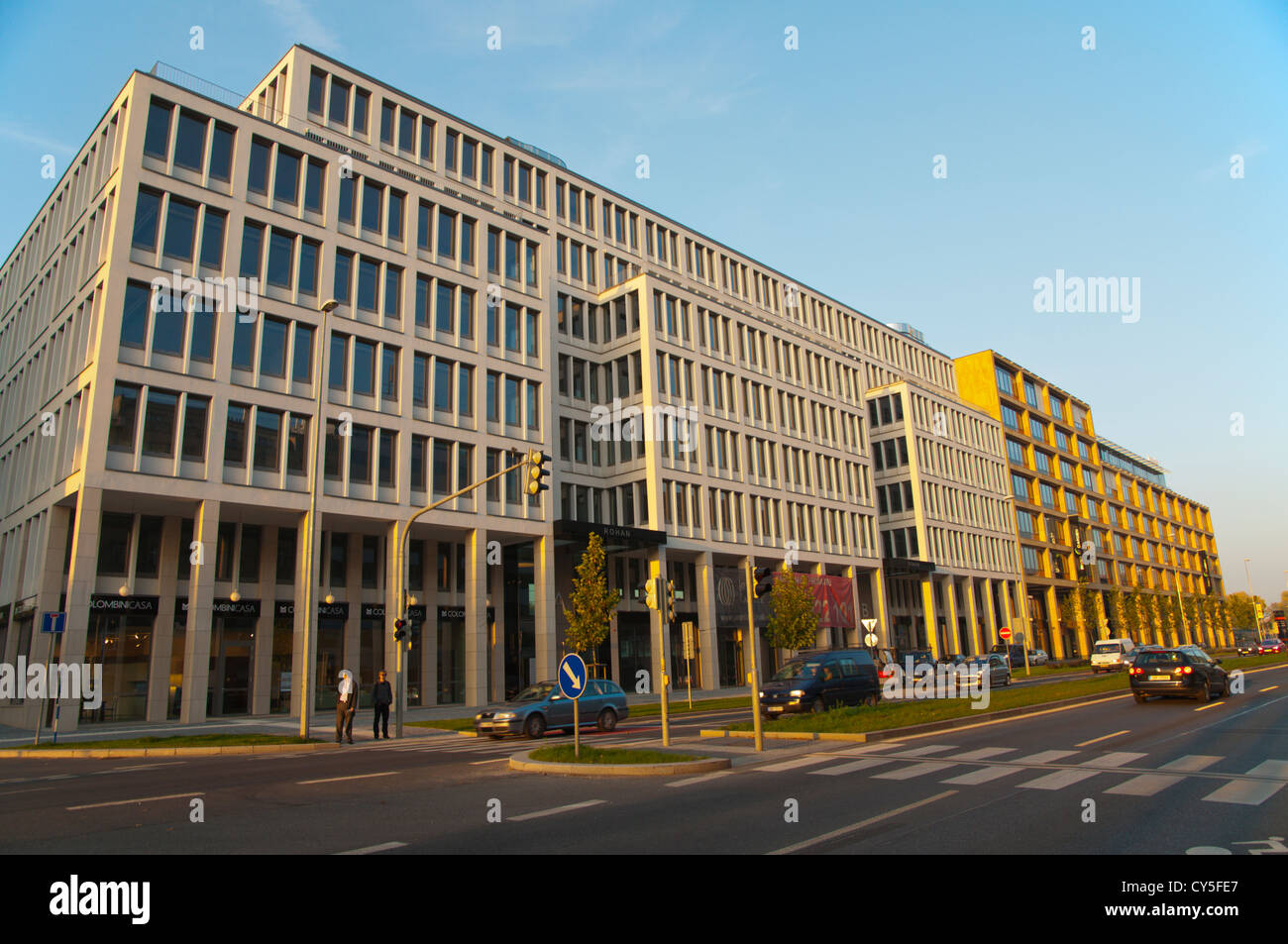 Bürogebäude in Bereichen, die im Jahr 2002 entlang Rohanske Nabrazi Straße Karlin Bezirk Prag Tschechische Republik Europa überschwemmt wurden Stockfoto