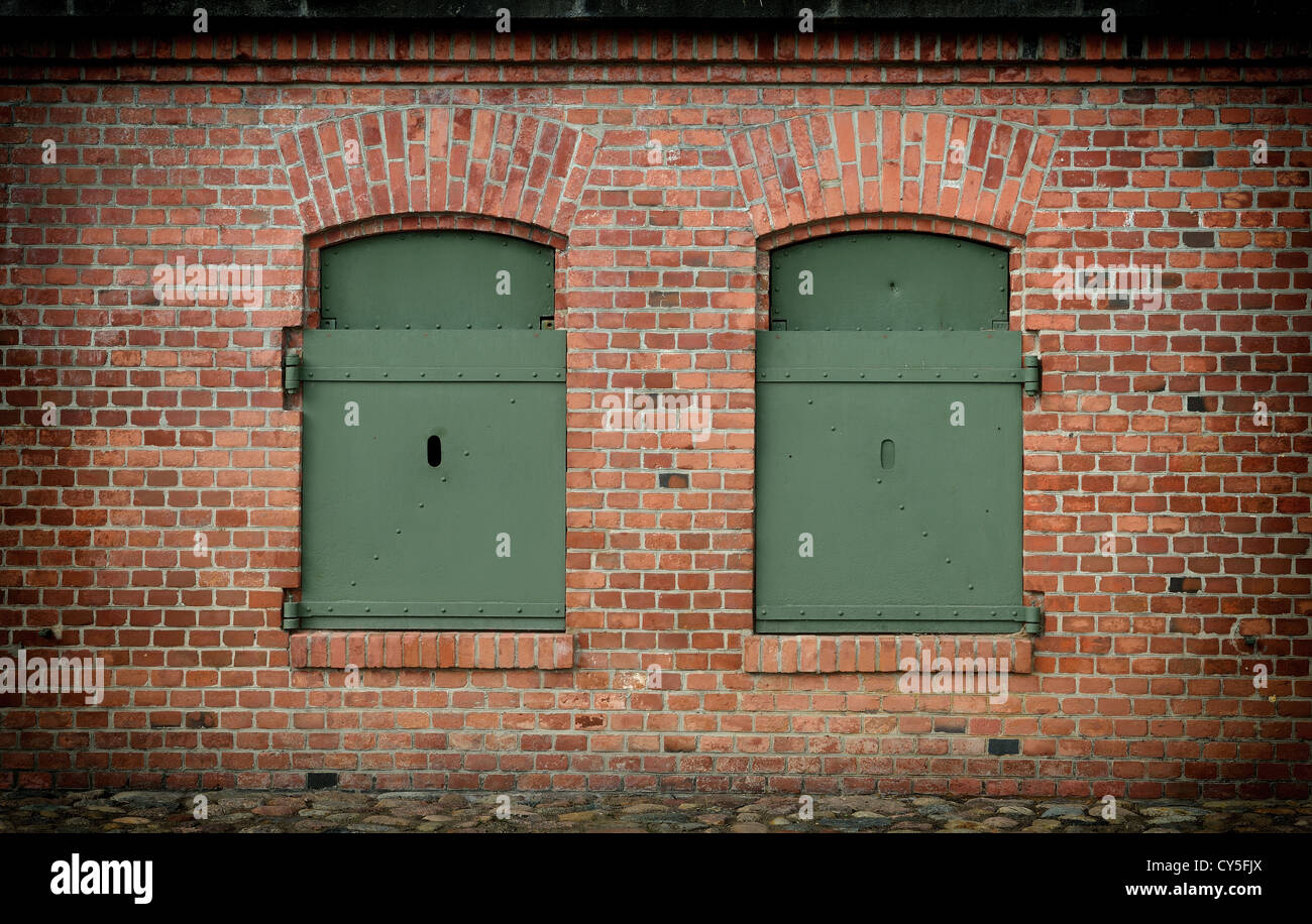 Fenster in der Wand und alten gepanzerten Stahl Fensterläden geschlossen Stockfoto