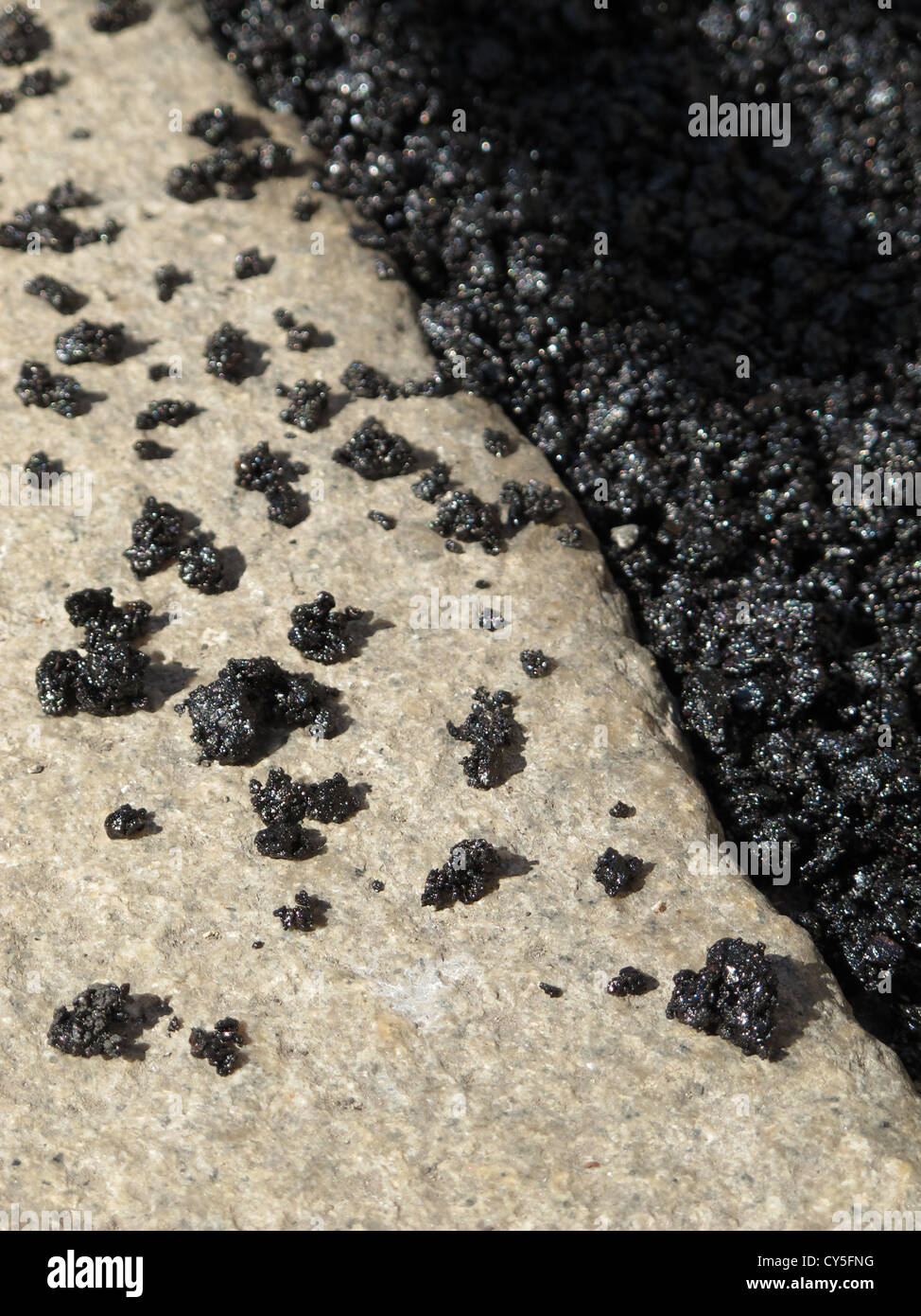 frischer Asphalt auf Fahrbahn Stockfoto