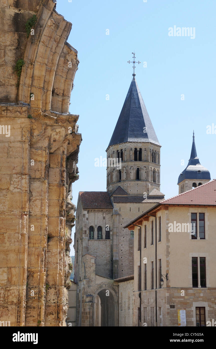 Glockenturm und Ruine der alten Abtei Cluny, Cluny, Saone et Loire, Burgund, Bourgogne-Franche-Comté, Frankreich, Europa Stockfoto