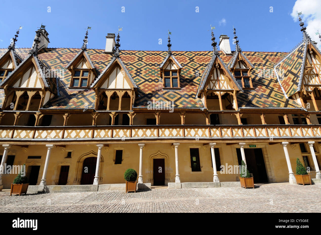 Beaune, Hospices de Beaune, Hotel Dieu, Dach in lackierten Fliesen mehrfarbig im Innenhof. Cote d'Or. Bourgogne Franche Comte. Frankreich Stockfoto