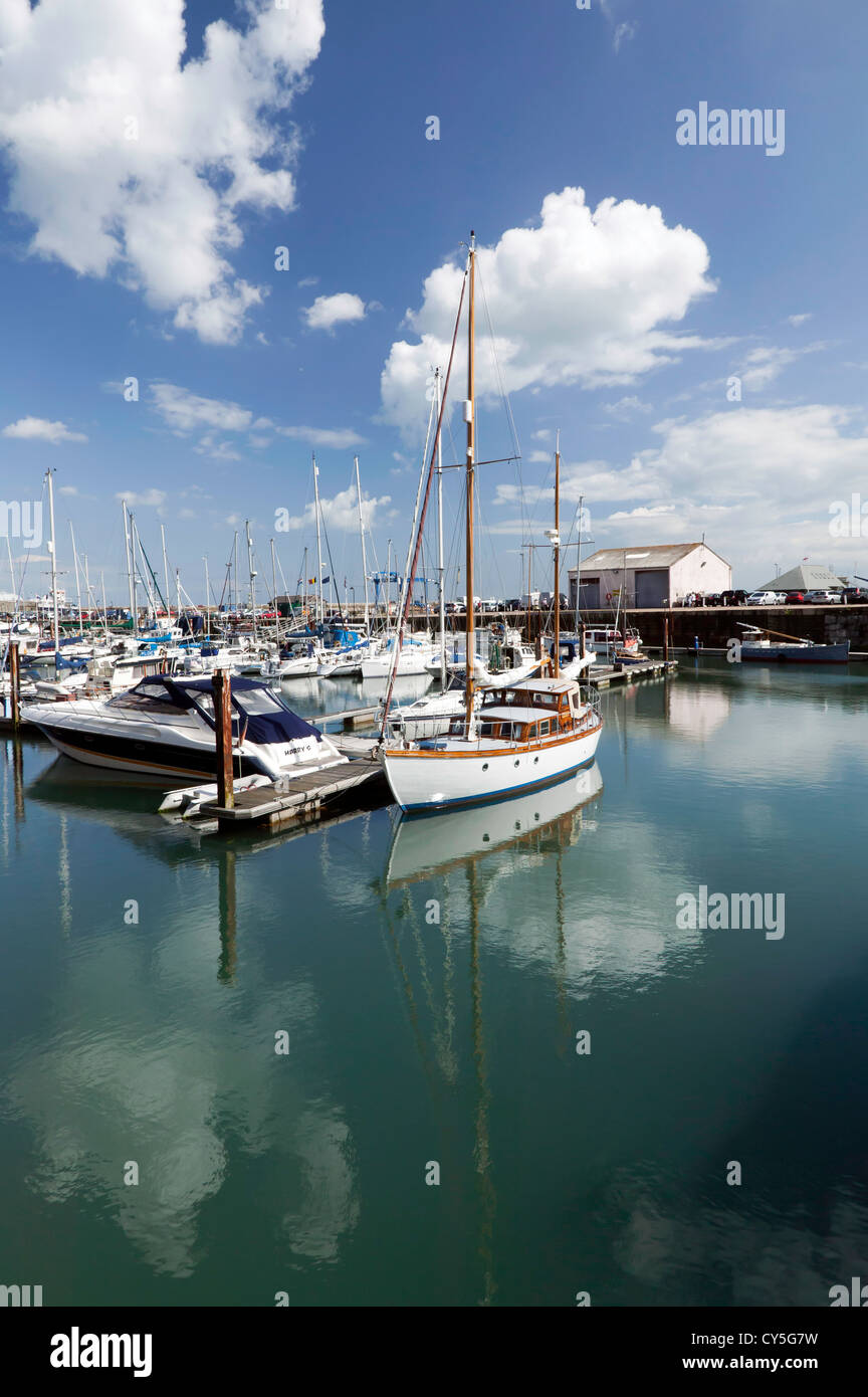 Yachten ankern in Ramsgate Marina Stockfoto