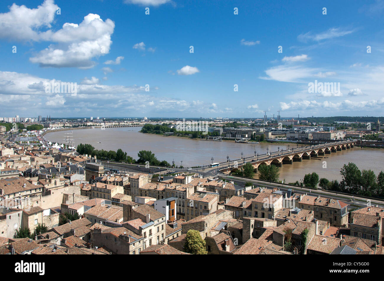 Blick auf Bordeaux und den Fluss Garonne und die Brücke Pont de Pierre, Gironde, Nouvelle Aquitaine, Frankreich Stockfoto