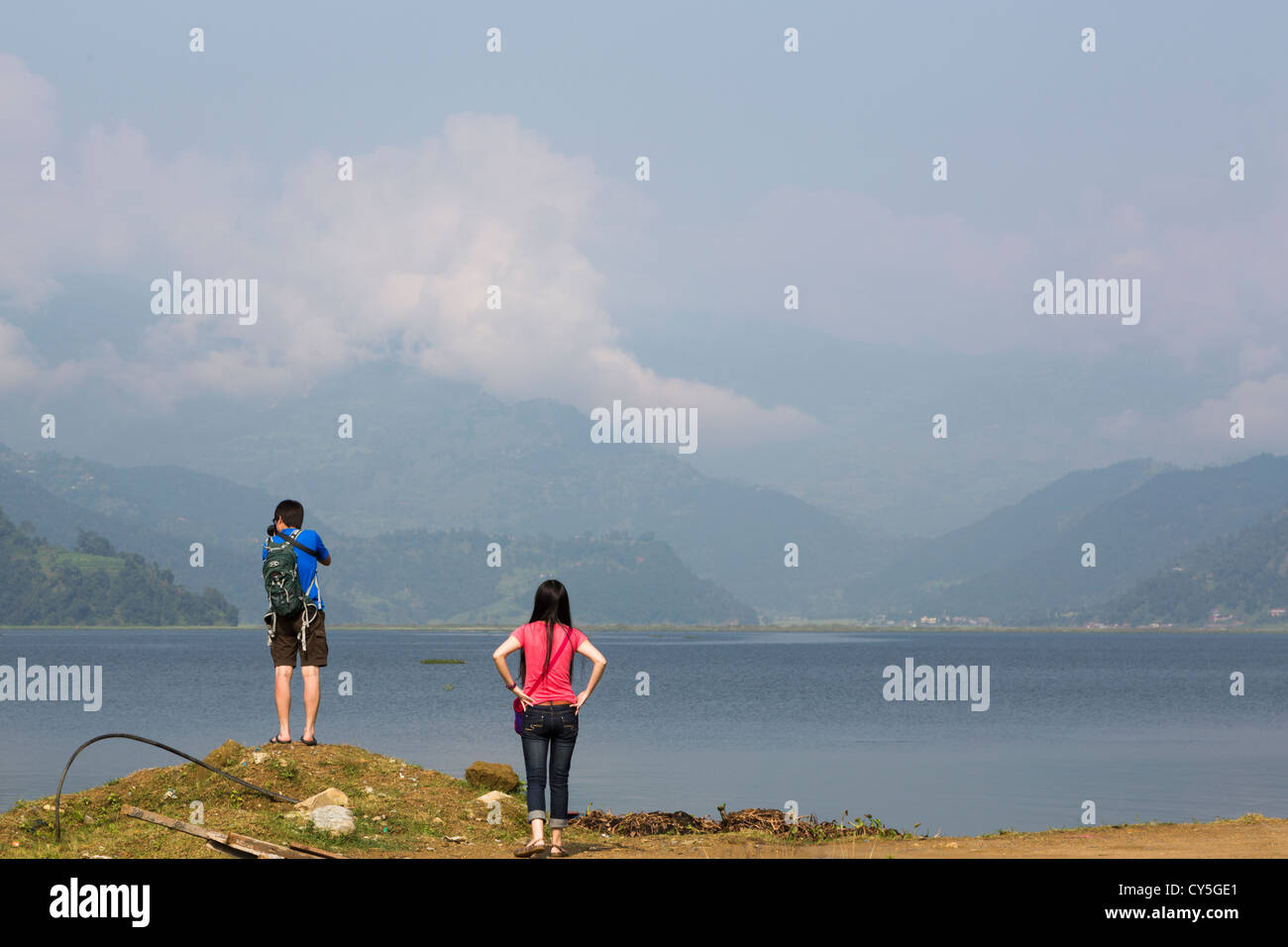 2 Touristen genießen Sie den Blick des Phewa-See in Pokhara, Nepal Stockfoto