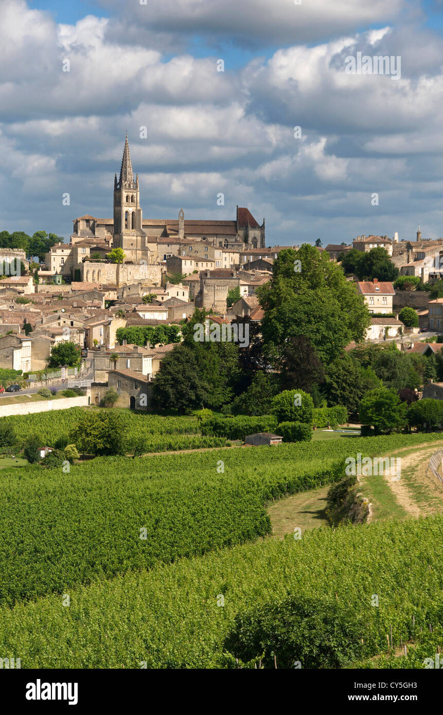 Das Dorf Saint-Emilion mit der Aufschrift Les Plus Beaux Villages de France, UNESCO-Weltkulturerbe, Gironde, Nouvelle Aquitaine, Frankreich, Europa Stockfoto